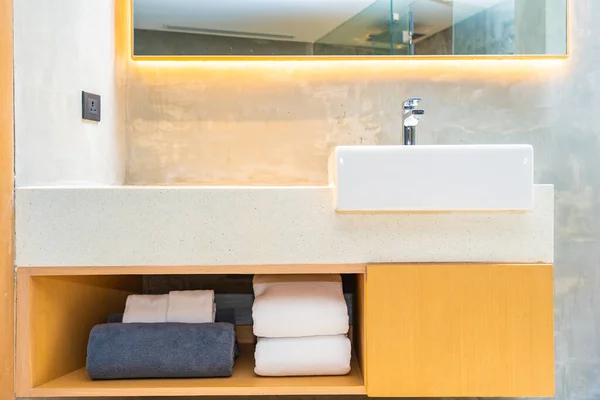 蛇口水と白いシンクの装飾インテリアバスルーム — ストック写真