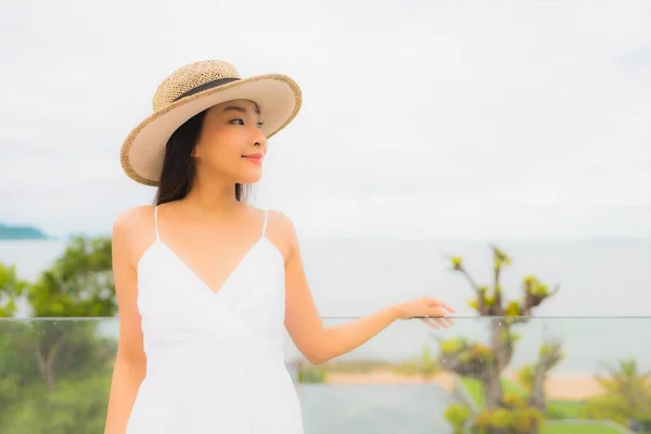 Portriat Bela Jovem Asiático Mulher Feliz Sorriso Torno Varanda Com — Fotografia de Stock