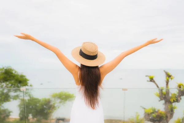 Portriat Mooie Jonge Aziatische Vrouw Gelukkig Glimlach Rond Balkon Met — Stockfoto