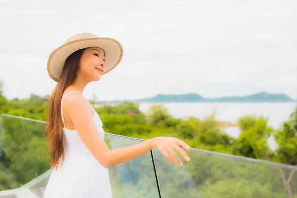 ポルトガルの美しい若いアジアの女性は海の景色の背景とバルコニーの周りの幸せな笑顔 — ストック写真