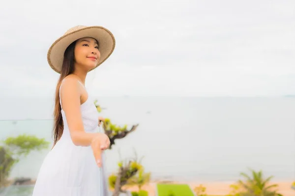 Portriat Hermosa Mujer Asiática Feliz Sonrisa Alrededor Balcón Con Vista — Foto de Stock