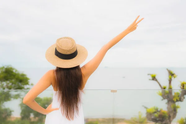 Portriat Mooie Jonge Aziatische Vrouw Gelukkig Glimlach Rond Balkon Met — Stockfoto