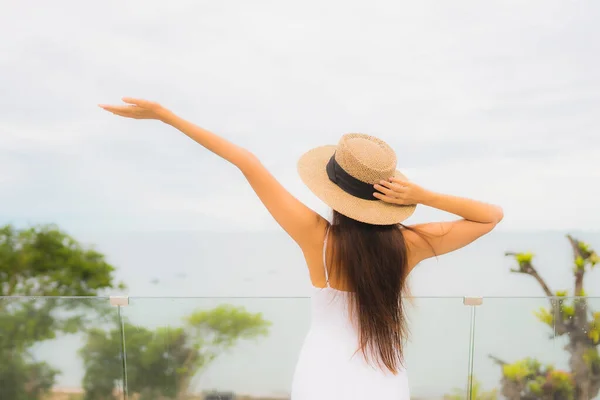 Portriat Bella Giovane Donna Asiatica Sorriso Felice Intorno Balcone Con — Foto Stock