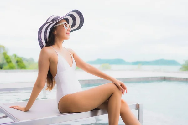 Retrato Hermosa Joven Mujer Asiática Sonrisa Relajarse Ocio Alrededor Piscina — Foto de Stock