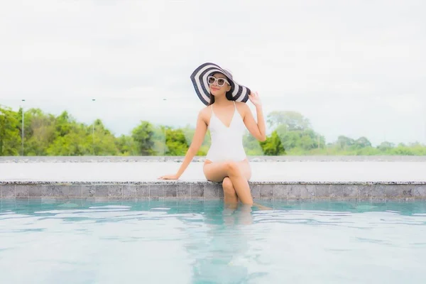 Retrato Bonito Jovem Asiático Mulher Sorriso Relaxar Lazer Redor Piscina — Fotografia de Stock