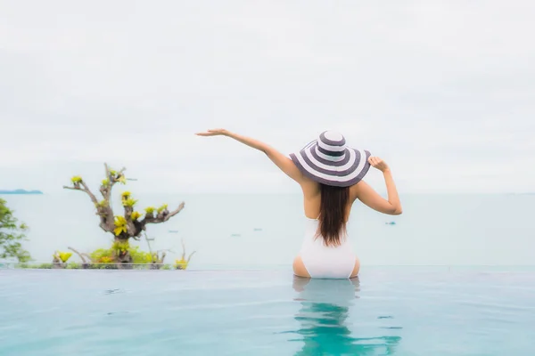 Retrato Hermosa Joven Mujer Asiática Sonrisa Relajarse Ocio Alrededor Piscina — Foto de Stock