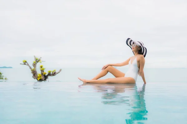 아름다운 아시아 여인은 미소를 지으며 리조트에 수영장 주위에서 여가를 즐긴다 — 스톡 사진