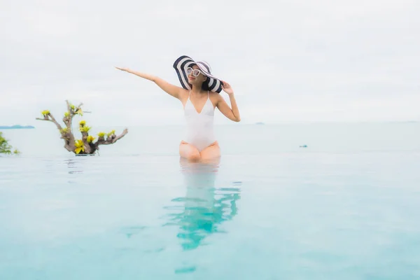 Portret Mooie Jonge Aziatische Vrouw Glimlach Ontspannen Vrije Tijd Rond — Stockfoto