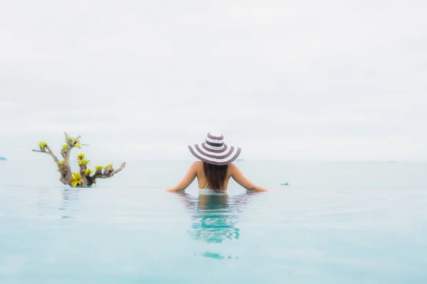 Retrato Hermosa Joven Mujer Asiática Sonrisa Relajarse Ocio Alrededor Piscina — Foto de Stock