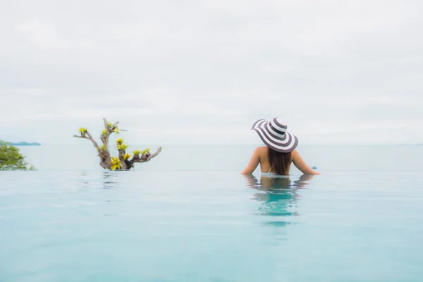 Retrato Bonito Jovem Asiático Mulher Sorriso Relaxar Lazer Redor Piscina — Fotografia de Stock