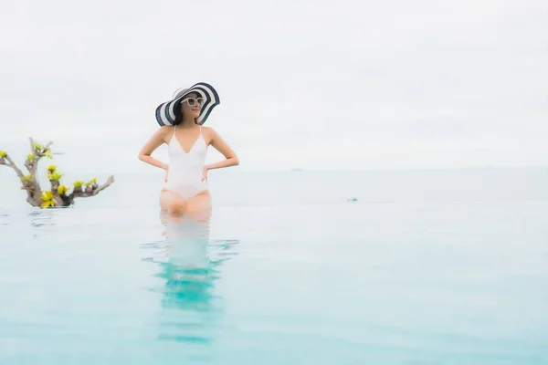 亚洲年轻貌美的女子在度假胜地的室外游泳池边微笑 放松和休闲 — 图库照片