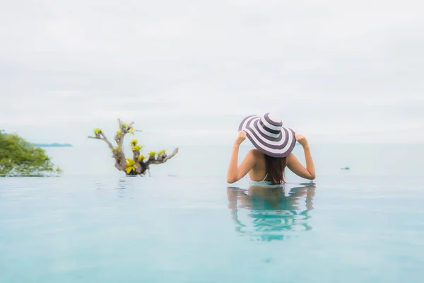 Retrato Bonito Jovem Asiático Mulher Sorriso Relaxar Lazer Redor Piscina — Fotografia de Stock