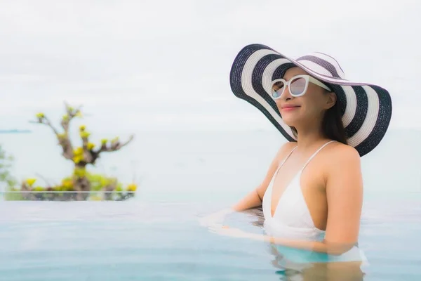 Retrato Bonito Jovem Asiático Mulher Sorriso Relaxar Lazer Redor Piscina — Fotografia de Stock