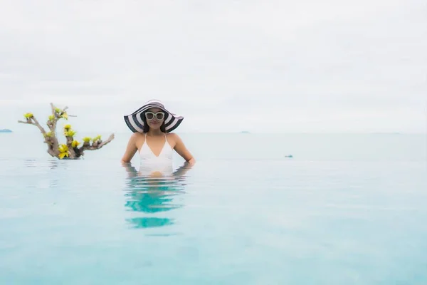 Retrato Hermosa Joven Mujer Asiática Sonrisa Relajarse Ocio Alrededor Piscina — Foto de Stock