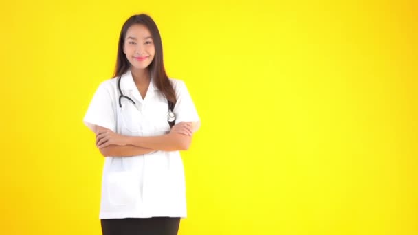 Filmato Bella Giovane Asiatica Medico Donna Uniforme Bianca Isolato Giallo — Video Stock