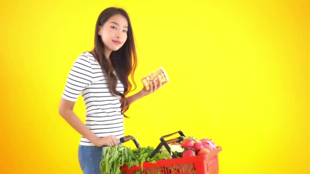 Primer Plano Imágenes Hermosa Joven Asiática Compras Tienda Comestibles Aislado — Vídeos de Stock