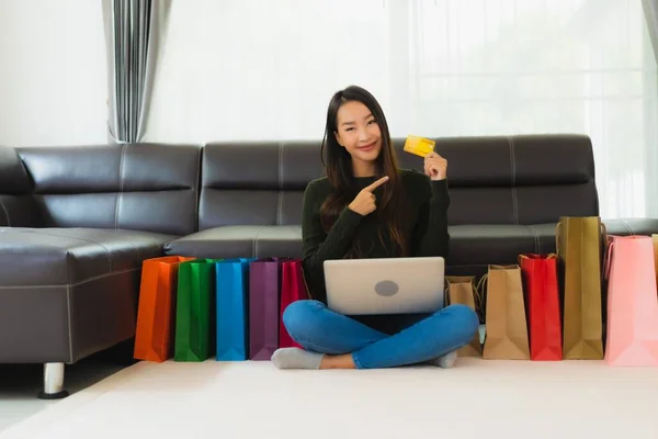 Retrato Hermosa Mujer Asiática Joven Uso Portátil Tarjeta Crédito Con — Foto de Stock