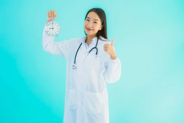 Portrait Belle Jeune Asiatique Médecin Femme Avec Horloge Alarme Sur — Photo