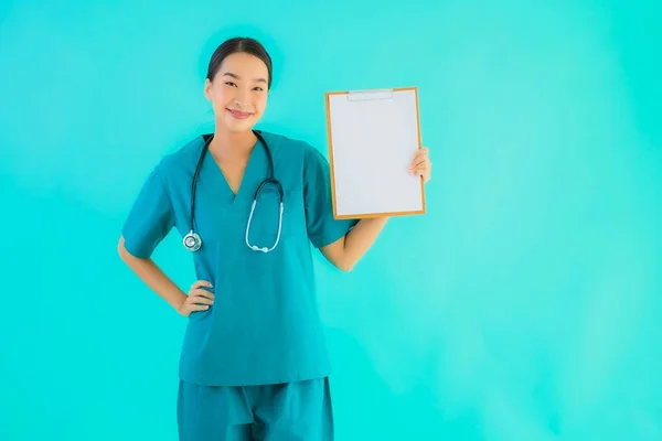 Portrait Beautiful Young Asian Doctor Woman Empty Paper Board Copy — Stock Photo, Image