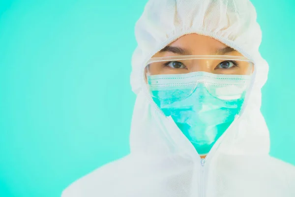 아름다운 아시아 의의사 파란색 배경에 코로나 바이러스 로부터 장비를 착용하고 — 스톡 사진