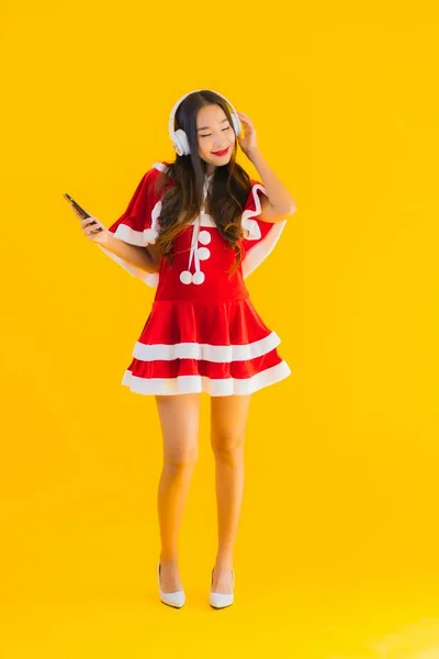 Retrato Bonito Jovem Asiático Natal Roupas Chapéu Ouvir Música Com — Fotografia de Stock