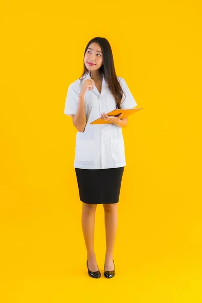 Portrait Belle Jeune Asiatique Médecin Femme Avec Tableau Blanc Vide — Photo