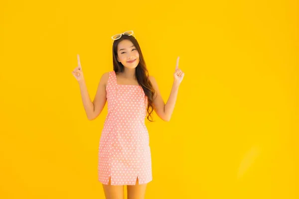 Retrato Bonito Jovem Asiático Mulher Sorriso Feliz Amarelo Isolado Fundo — Fotografia de Stock