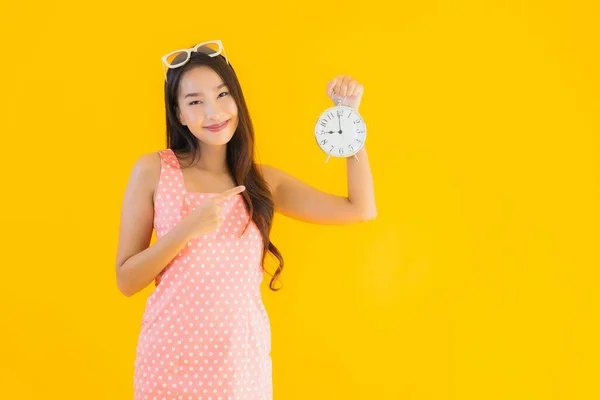 Retrato Bonito Jovem Asiático Mulher Mostrar Alarme Relógio Amarelo Isolado — Fotografia de Stock