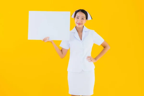 Retrato Bonito Jovem Asiático Mulher Tailandês Enfermeira Mostrar Vazio Branco — Fotografia de Stock