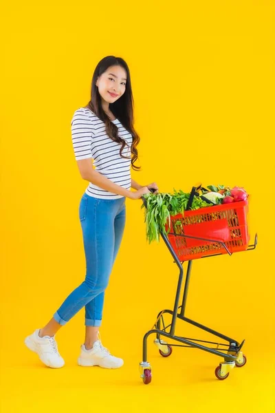 Retrato Bonito Jovem Asiático Mulher Compras Supermercado Carrinho Amarelo Isolado — Fotografia de Stock