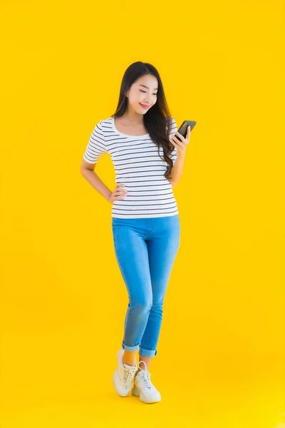 Portret Piękna Młoda Azjatycka Kobieta Uśmiech Szczęśliwy Używać Inteligentny Telefon — Zdjęcie stockowe