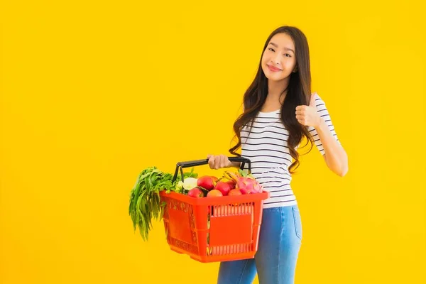 Portret Mooie Jonge Aziatische Vrouw Met Boodschappenmandje Uit Supermarkt Winkelcentrum — Stockfoto