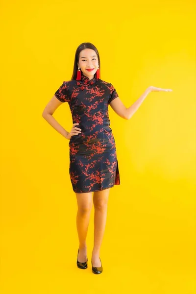 Portret Piękna Młoda Azjatycka Kobieta Nosić Chińską Sukienkę Akcji Dla — Zdjęcie stockowe