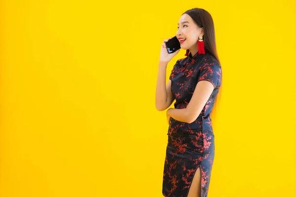 Retrato Bonito Jovem Mulher Asiática Usar Vestido Chinês Usar Telefone — Fotografia de Stock