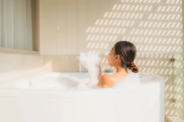 Retrato Joven Asiática Mujer Relajarse Tomar Baño Bañera Para Spa — Foto de Stock