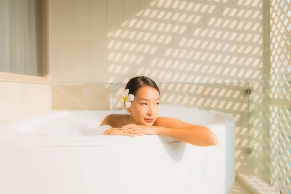 Retrato Joven Asiática Mujer Relajarse Tomar Baño Bañera Para Spa — Foto de Stock