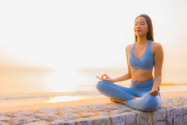 Retrato Jovem Mulher Asiática Fazer Meditação Torno Mar Praia Oceano — Fotografia de Stock