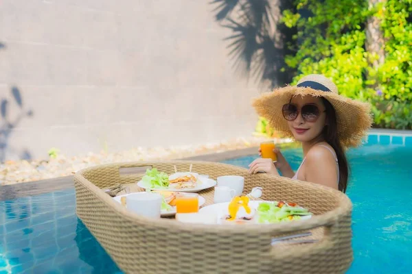 Ritratto Giovane Donna Asiatica Sorriso Felice Godere Con Vassoio Colazione — Foto Stock