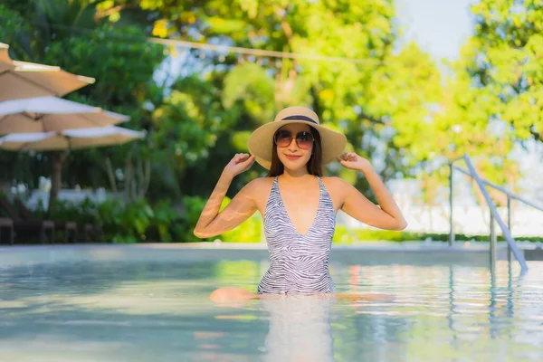 Mooie Jonge Aziatische Vrouwen Vrolijke Glimlach Ontspannen Rond Openlucht Zwembad — Stockfoto