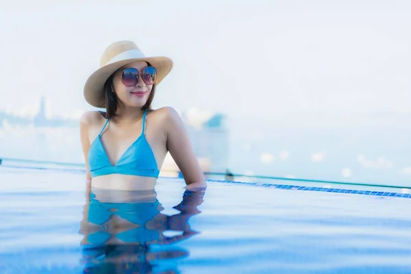 Retrato Hermosa Joven Asiático Mujeres Feliz Sonrisa Relajarse Piscina Aire —  Fotos de Stock