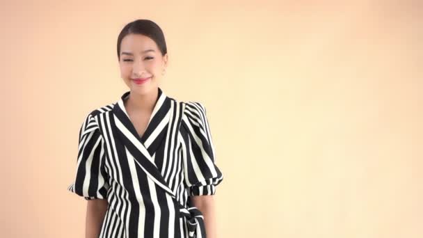 黄色に孤立した美しいアジア系女性のクローズアップ映像 — ストック動画