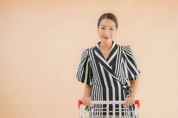 Portret Mooie Jonge Aziatische Vrouw Met Winkelwagen Voor Boodschappen Doen — Stockfoto