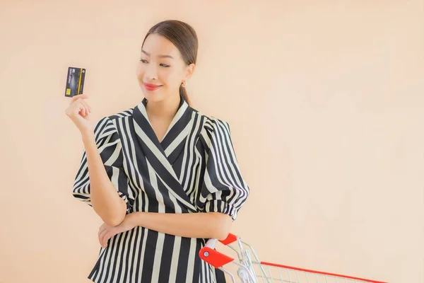 Retrato Bela Jovem Mulher Asiática Com Carrinho Compras Para Compras — Fotografia de Stock