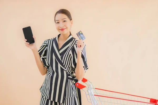 Retrato Hermosa Joven Asiática Mujer Con Carrito Compra Comestibles — Foto de Stock