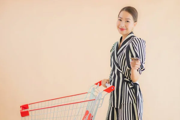 Portret Mooie Jonge Aziatische Vrouw Met Winkelwagen Voor Boodschappen Doen — Stockfoto
