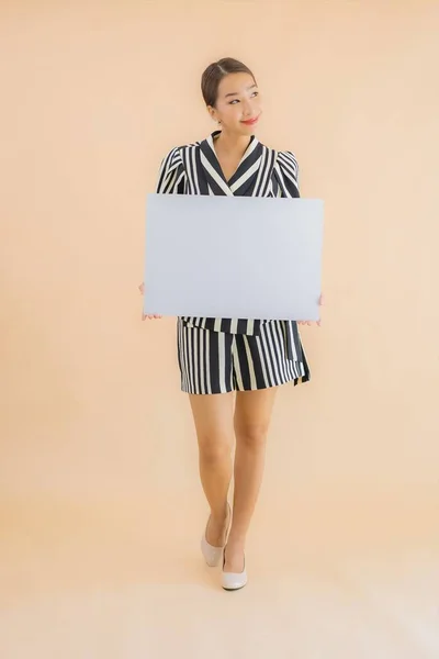 Portrait Beautiful Young Asian Woman Show Empty White Billboard Paper — Stock Photo, Image