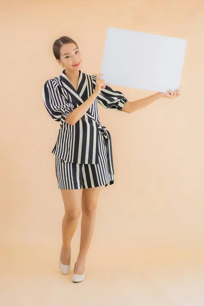 Πορτρέτο Όμορφη Νεαρή Ασιατική Γυναίκα Δείχνουν Άδειο Λευκό Χαρτί Διαφημίσεων — Φωτογραφία Αρχείου