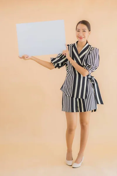 Ritratto Bella Giovane Donna Asiatica Mostra Carta Affissione Bianca Vuota — Foto Stock