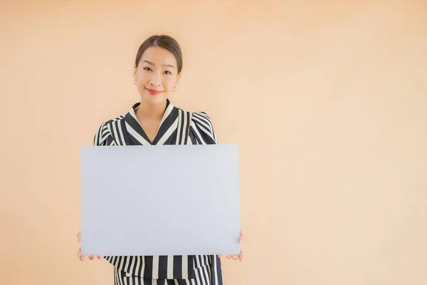 亚洲年轻貌美的女性展示空白的白色广告牌纸 以寻找文字和复制空间 — 图库照片