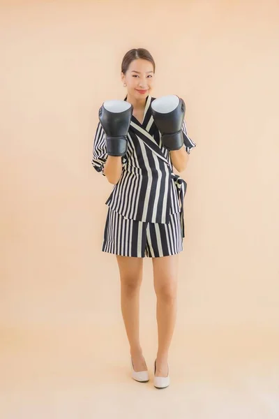 Retrato Hermosa Joven Mujer Asiática Con Boxeo Sobre Fondo Marrón —  Fotos de Stock